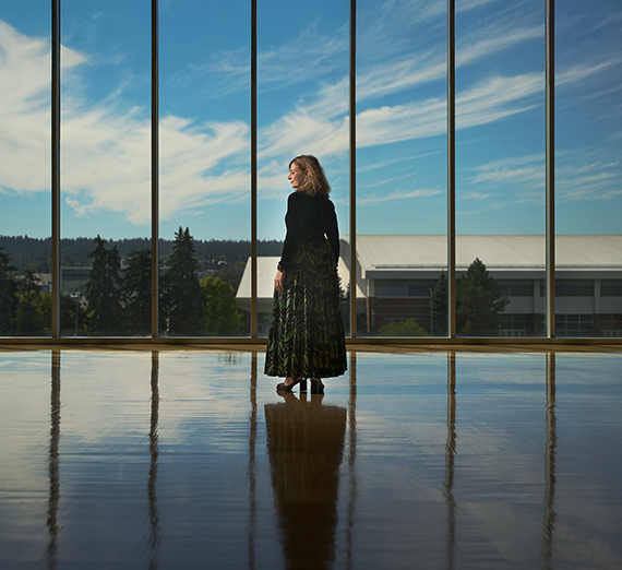 Un escalador del programa de Aprendizaje al Aire Libre Inmersivo de Gonzaga se encuentra en la cima de las Rocas de Sharon.