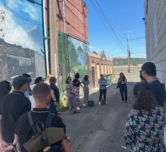 Señal del campus con el logotipo de Gonzaga y el texto Descubre tu propósito